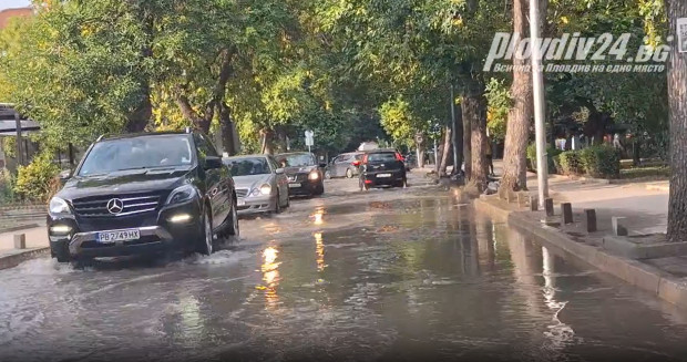 Сериозна е ВиК аварията в Пловдив: Колите пъплят, пешеходците газят във водата