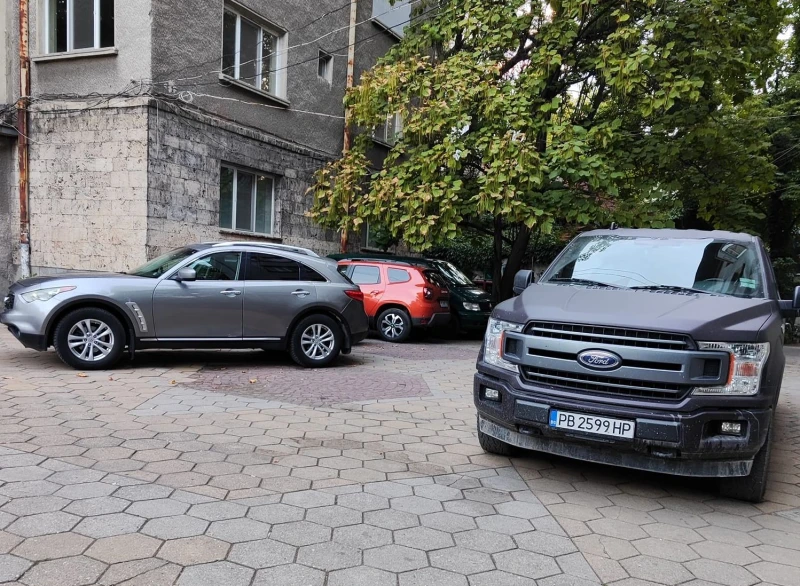 Има ли правилно паркиран автомобил на снимката?
