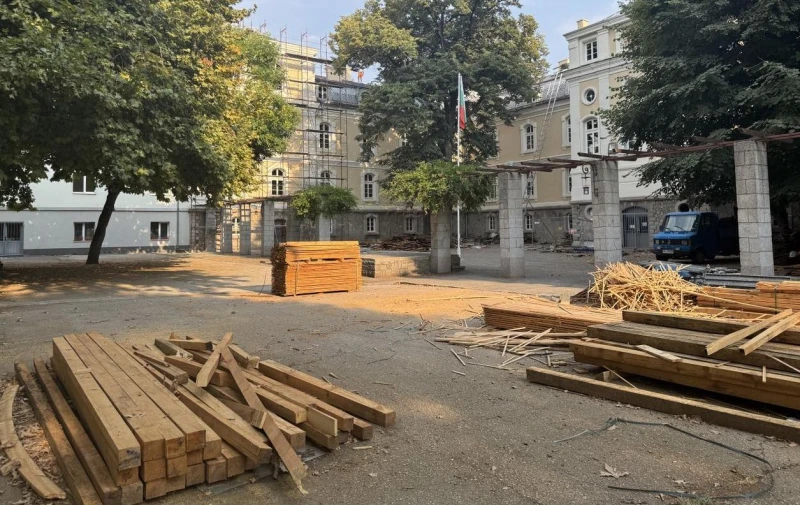 Ремонтът на Хуманитарната зацикли