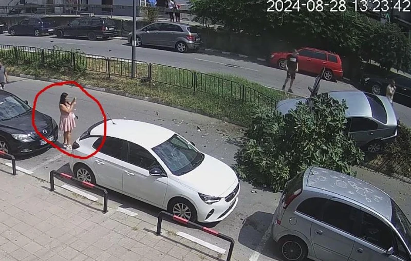 Появи се видео как БМВ-то се забива в оградата. Мрежата обаче скочи на дамата с розовата рокля