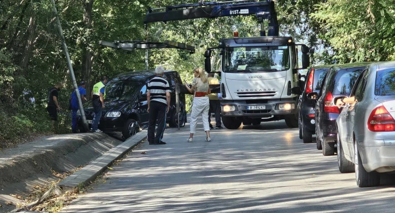 Шофьор не успя да вземе завоя преди "Почивка" във Варна, направи задръстване