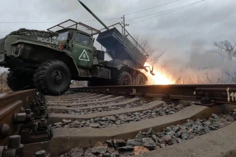 Руските военни твърдят, че са поели контрол над две населени места в Донецка област