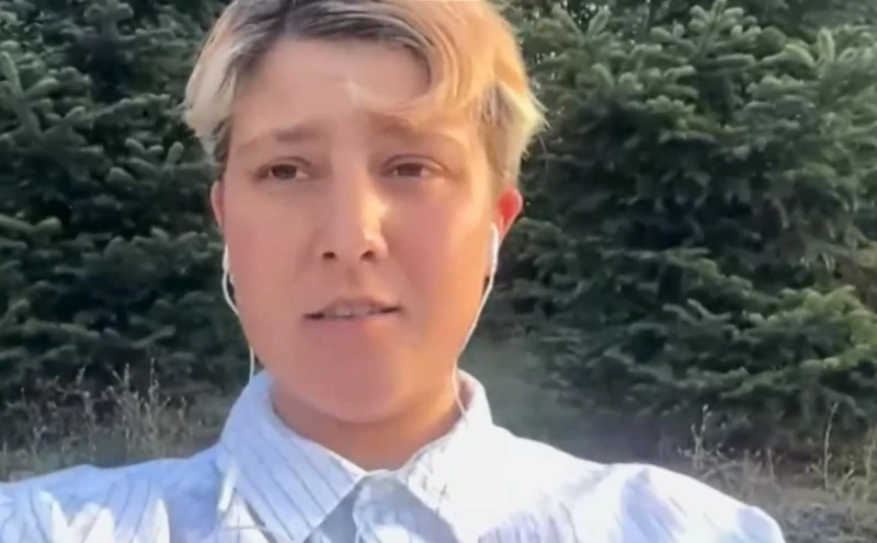 Млада жена запали руското знаме и написа "убийци"