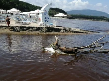 Заради бурята: Плажът в Ахтопол е в ужасно състояние - ръждива вода и много отломки