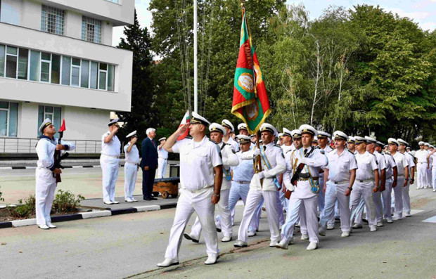 Смяна на караула във Военноморска база Варна