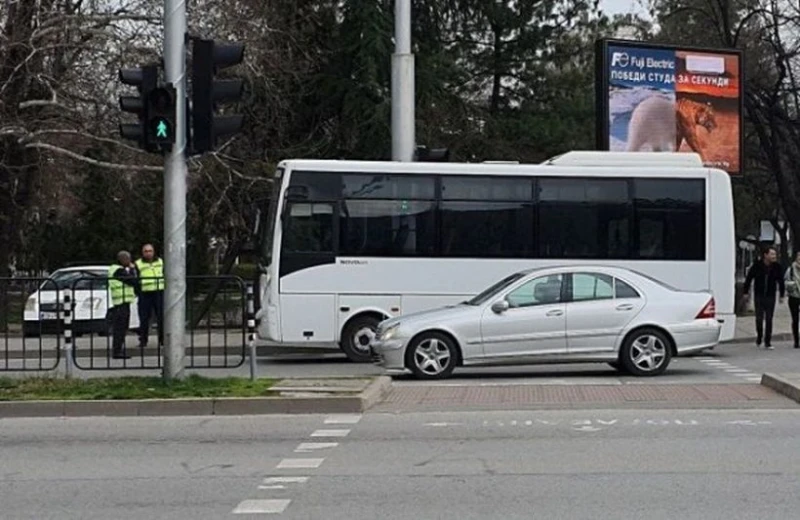 Пловдивчанка е в болница след рязко спиране на автобус