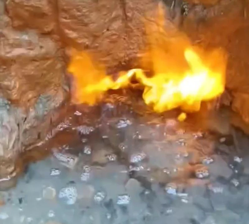 Чудо на природата: Извор с горяща вода лекува хора от близо и далече