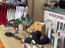 Националният отбор с фен магазин на площад "Централен"