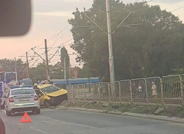 Две коли се размазаха на булевард в София 