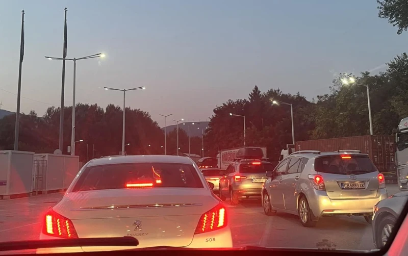 Нетърпелив народ - не са спали, за да отпрашат към Гърция