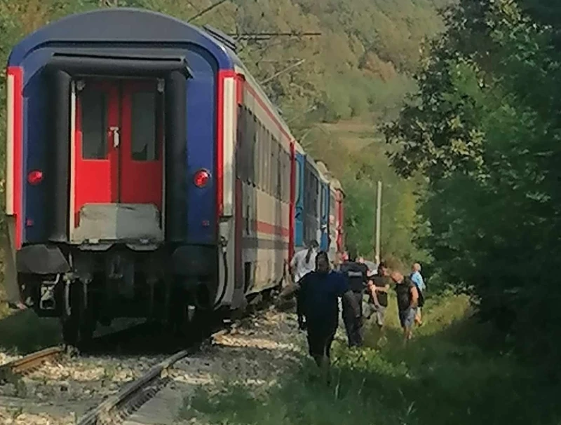 Загинал и тежко ранен, след като влак блъсна автомобил
