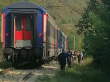 Загинал и тежко ранен, след като влак блъсна автомобил
