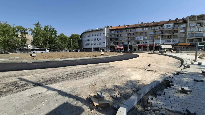 Вече асфалтират кръговото на Централна гара