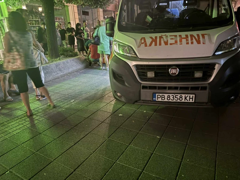 Линейка пристигна спешно на Главната! Мъж лежи на земята