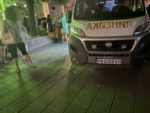 Линейка пристигна спешно на Главната! Мъж лежи на земята