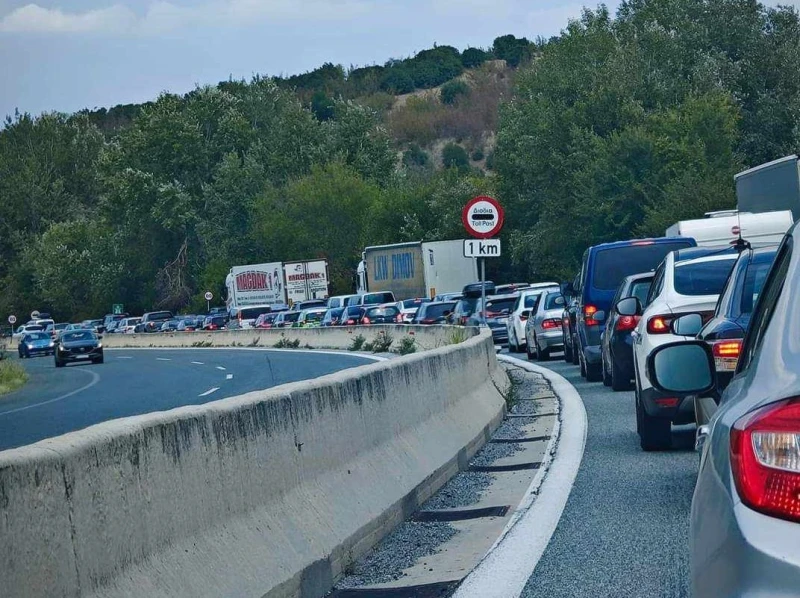 Огромна опашка от автомобили от Гърция към България