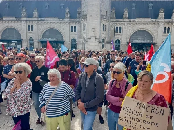 Хиляди протестират във Франция след назначаването на Мишел Барние за премиер