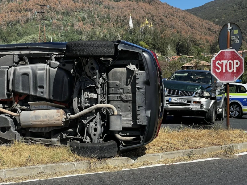 Тежка катастрофа на изхода на прохода Шипка: Два автомобила се удариха