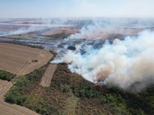 Пожар бушува в района между Мизия и Войводово