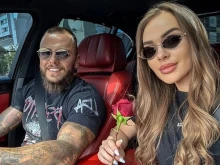 Бившият на Дени завъртя нова красавица, той самият - неузнаваем