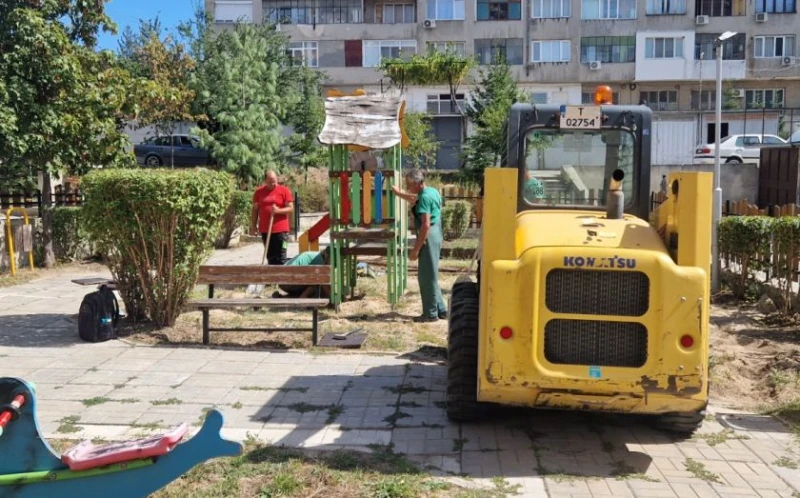 Продължава обновяването на детски площадки в Търговище