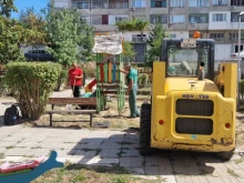 Продължава обновяването на детски площадки в Търговище