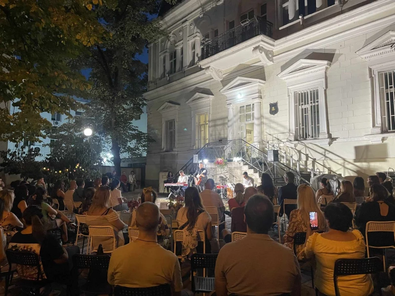 Таен концерт в двора на район "Централен"