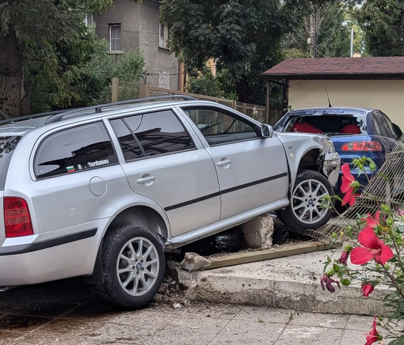 Автомобил се вряза в оградата на паркинг в столицата