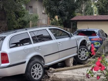 Автомобил се вряза в оградата на паркинг в столицата