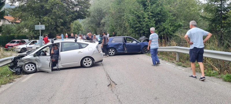 Тежка катастрофа край село Железница: Два автомобила се удариха челно, на място има полиция и линейка