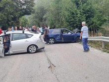 Тежка катастрофа край село Железница: Два автомобила се удариха челно, на място има полиция и линейка