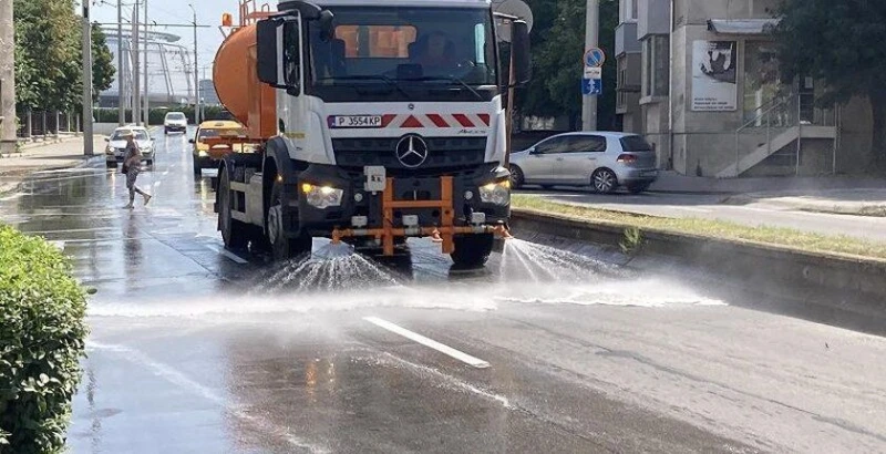 Продължава миенето по график на улици и булеварди в Русе