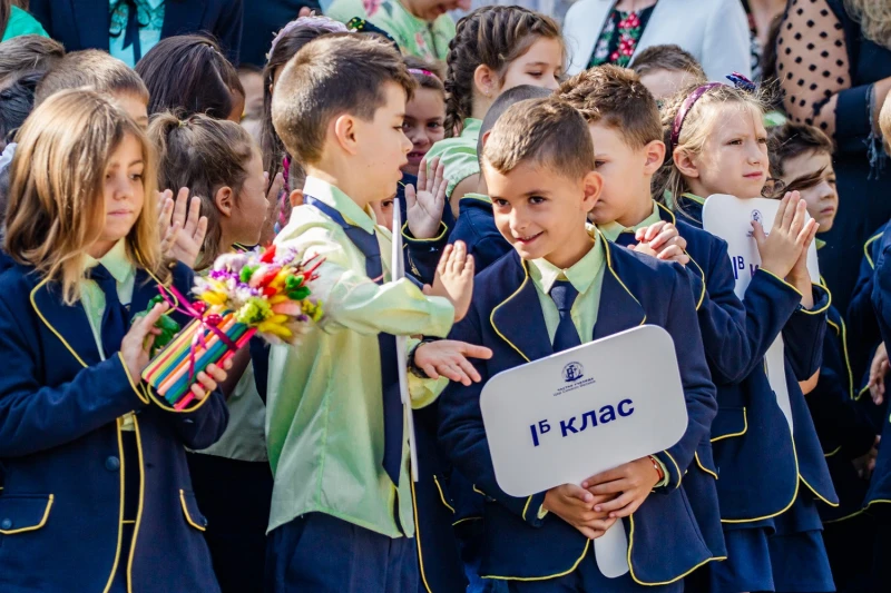 Столично училище с апел: Вместо с цвете за класния ръководител, децата да донесат книга