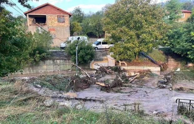 Белослав под вода: Наводнени са домове и улици, обявено е бедствено положение