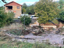 Белослав под вода: Наводнени са домове и улици, обявено е бедствено положение