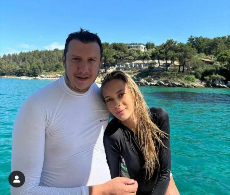 Любомир Захаринов замени Анелия с 20-годишна изкусителна хубавица