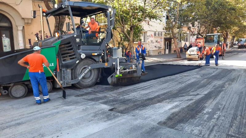 Запълват дупки в централната част на Велико Търново