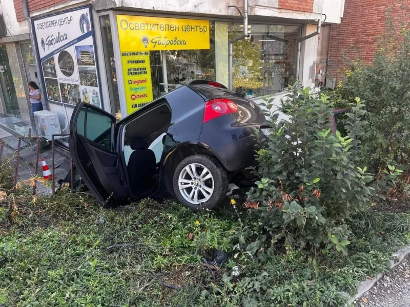 Кола изхвърча от пътя във Велико Търново, очевидци разказват, че няма пострадали