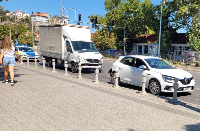 Камион и автомобил се натресоха един в друг на пловдивски булевард