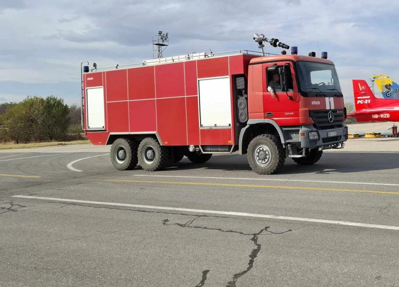 Екипи на пловдивската пожарна са изпратени в авиобаза Граф Игнатиево