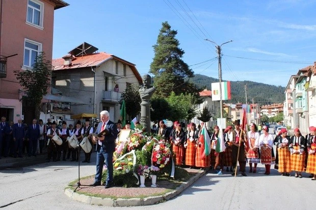 Националните хайдушки празници и 60 години от обявяването на Чепеларе за град отбелязват днес