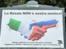 Проруски плакати се появяват на билбордове в цяла Италия