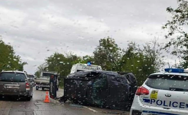 Зверска катастрофа в Русенско! Колата е обърната, има линейка!