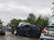 Зверска катастрофа в Русенско! Колата е обърната, има линейка!