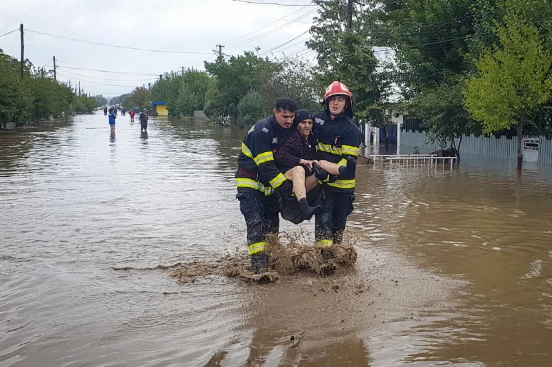 Петима души са открити мъртви в Източна Румъния, а проливните дъждове поставиха стотици в безизходица