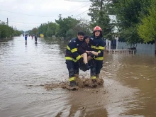 Петима души са открити мъртви в Източна Румъния, а проливните дъждове поставиха стотици в безизходица