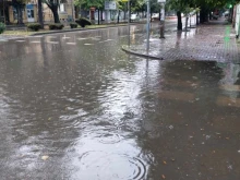 След проливния дъжд във Варна: Силно наводнени улици, движението е затруднено