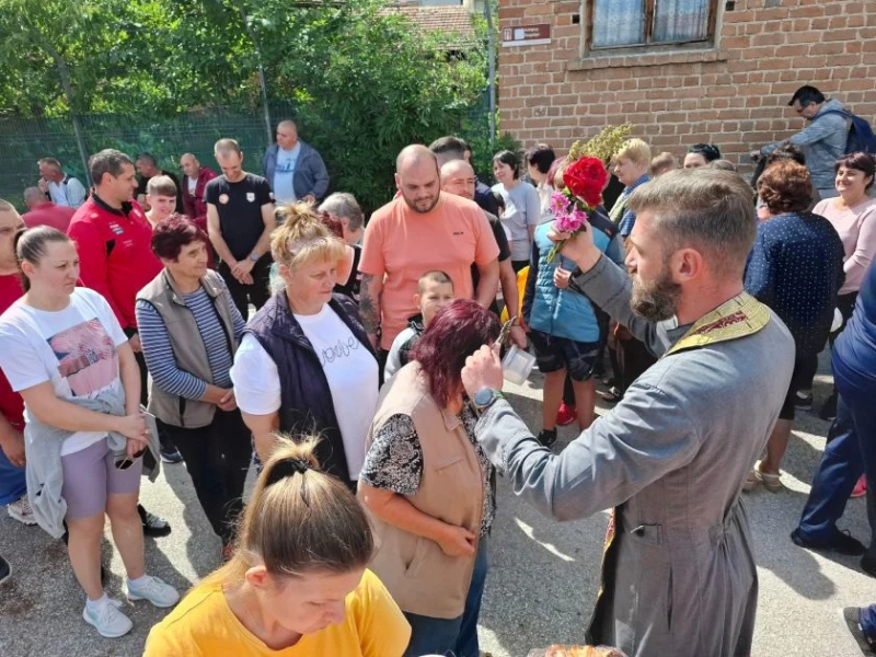 Една от най-големите кукерски групи в Банско – махала "Костей блата", раздаде курбан за здраве