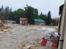 След скъсването на язовирна стена в Полша цял град е под вода, хората се евакуират с хеликоптери