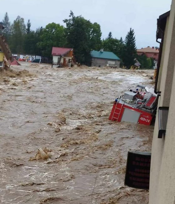 Язовирната стена на река Моравка в малкия полски град Строне